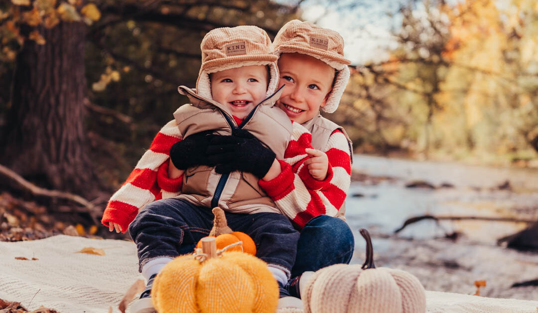 Deux petits garçons habillés pour l'automne.