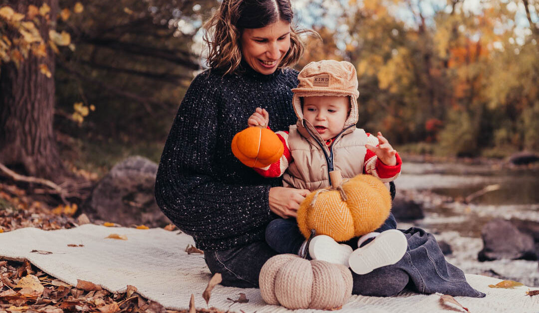 Une mère et son enfant lors d'une séance photo d'automne.